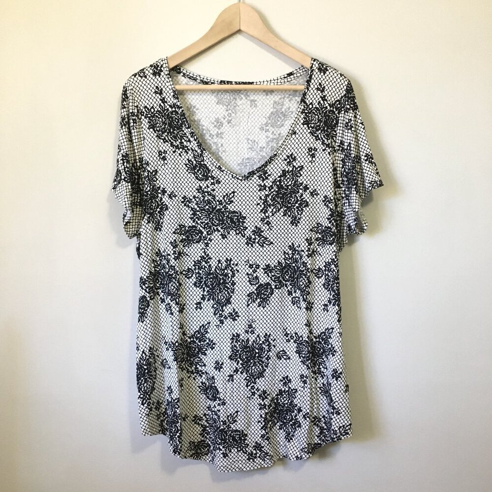 Whimsigoth B&W Floral Lace Print V-Neck Tee Stretchy Modern Blouse 2X Plus